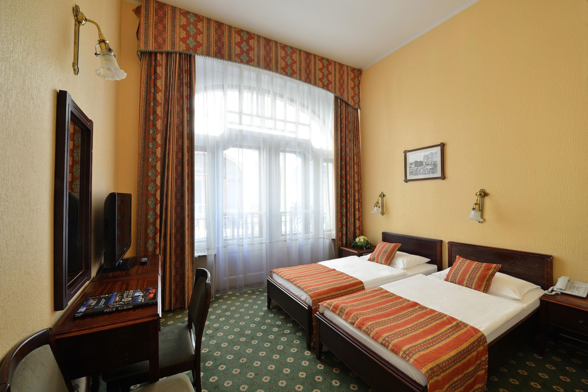 Palatinus Grand Hotel Pécs Exterior photo